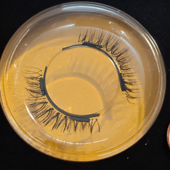 NWT! Magnetic Eyelashes - Picture 8 of 11